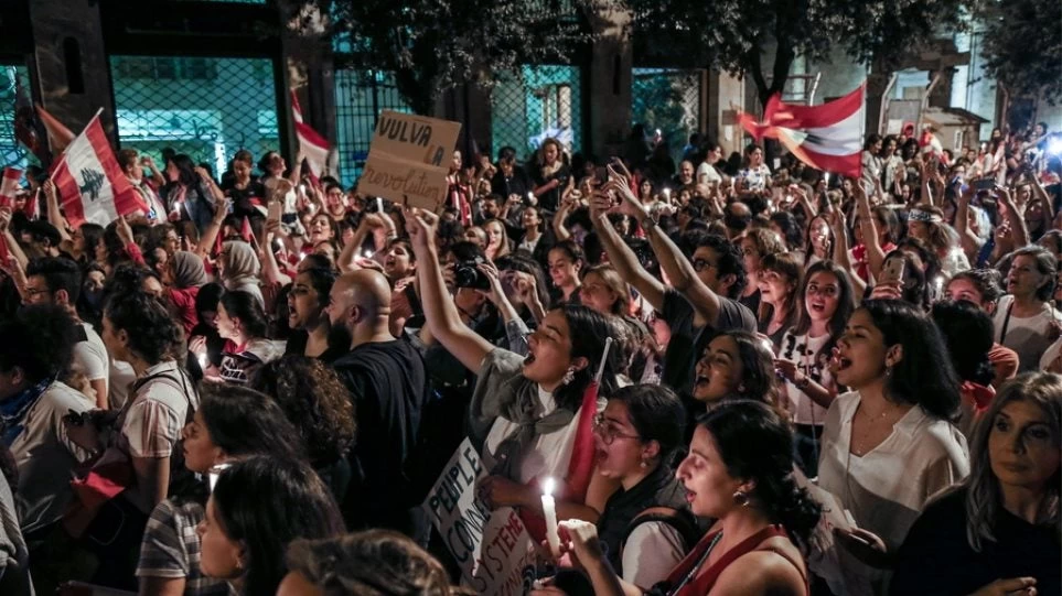 Λίβανος: Κατσαρόλες και τηγάνια χτυπούσαν οι διαδηλωτές έξω από σπίτια πρώην υπουργών